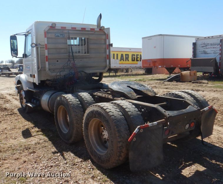 image for item DH5458 2000 Volvo VNM  semi truck