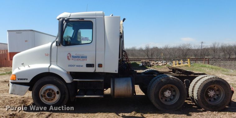 image for item DH5458 2000 Volvo VNM  semi truck