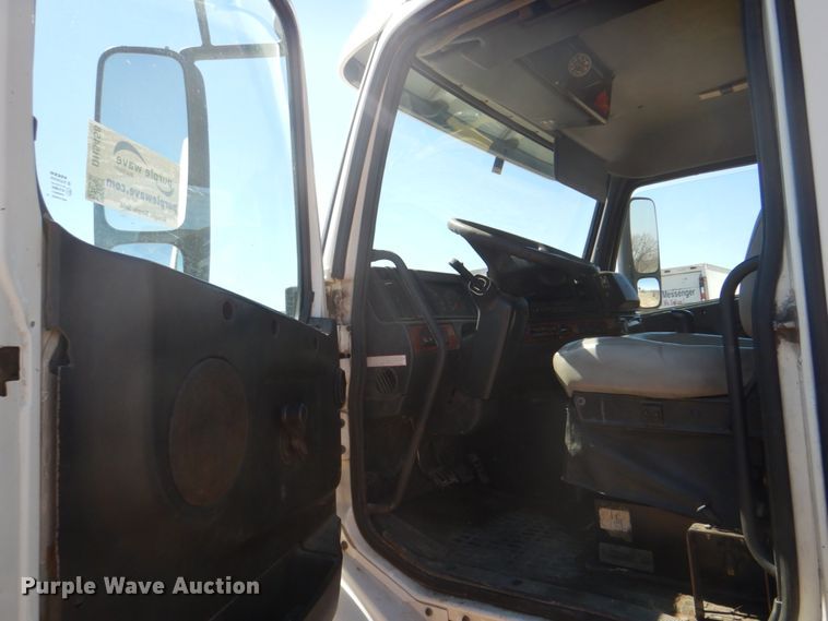 image for item DH5458 2000 Volvo VNM  semi truck