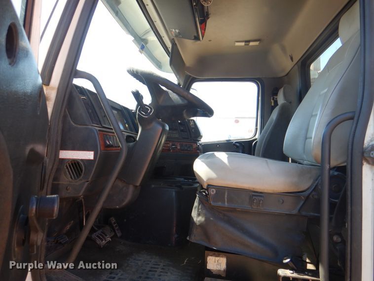 image for item DH5458 2000 Volvo VNM  semi truck