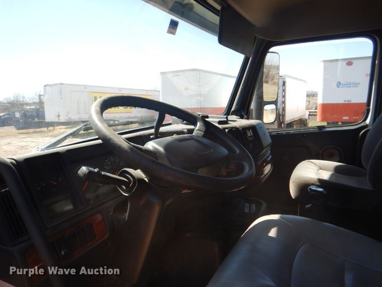 image for item DH5458 2000 Volvo VNM  semi truck