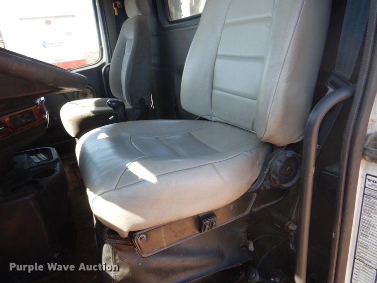 image for item DH5458 2000 Volvo VNM  semi truck