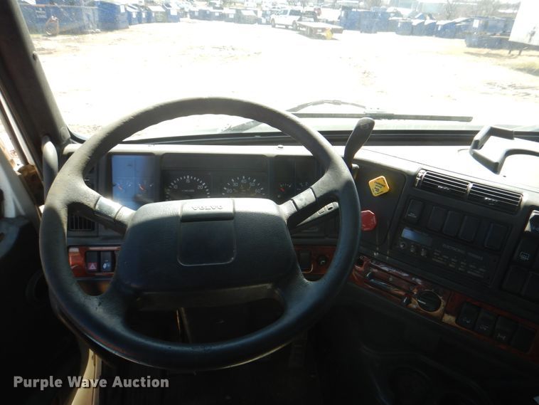 image for item DH5458 2000 Volvo VNM  semi truck