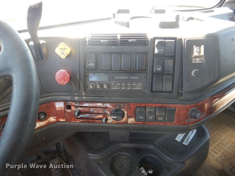 image for item DH5458 2000 Volvo VNM  semi truck