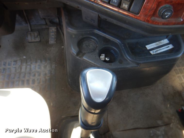 image for item DH5458 2000 Volvo VNM  semi truck