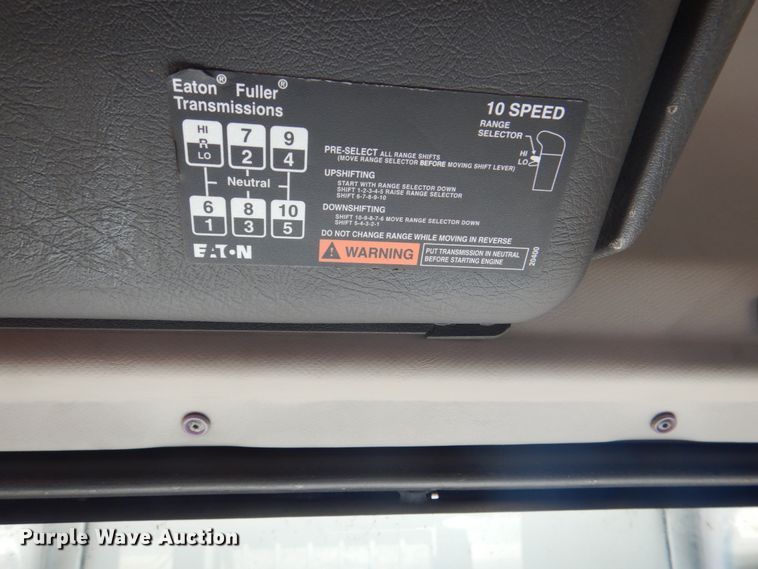 image for item DH5458 2000 Volvo VNM  semi truck