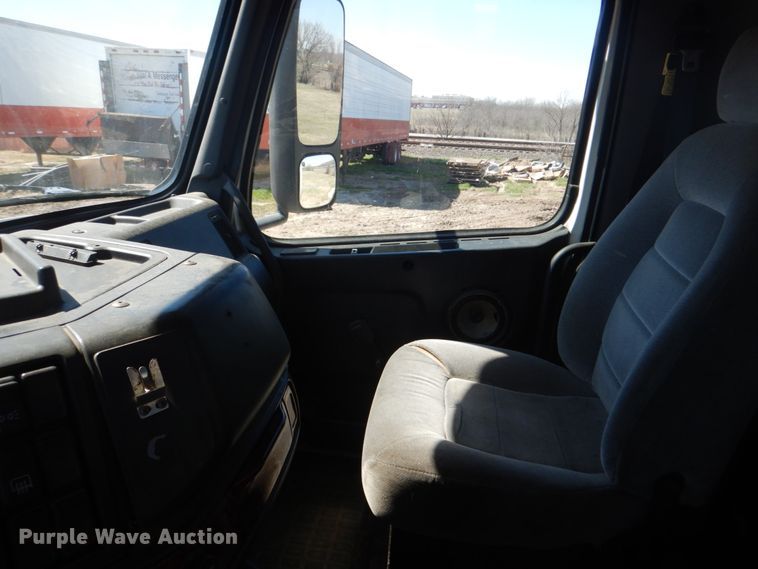 image for item DH5458 2000 Volvo VNM  semi truck