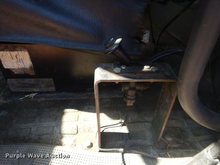 image for item DH5458 2000 Volvo VNM  semi truck