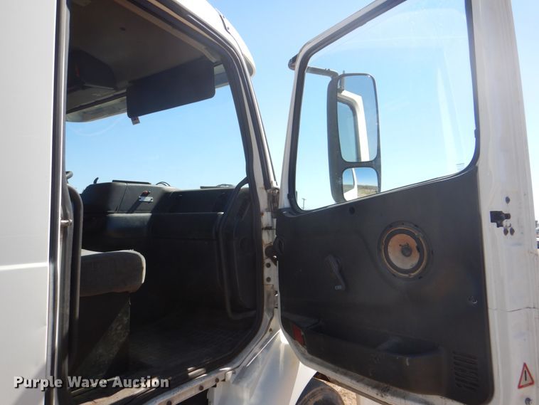 image for item DH5458 2000 Volvo VNM  semi truck