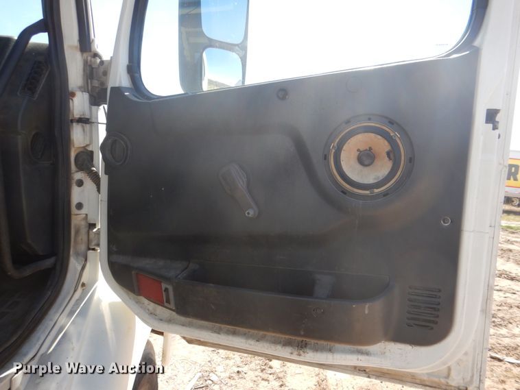 image for item DH5458 2000 Volvo VNM  semi truck