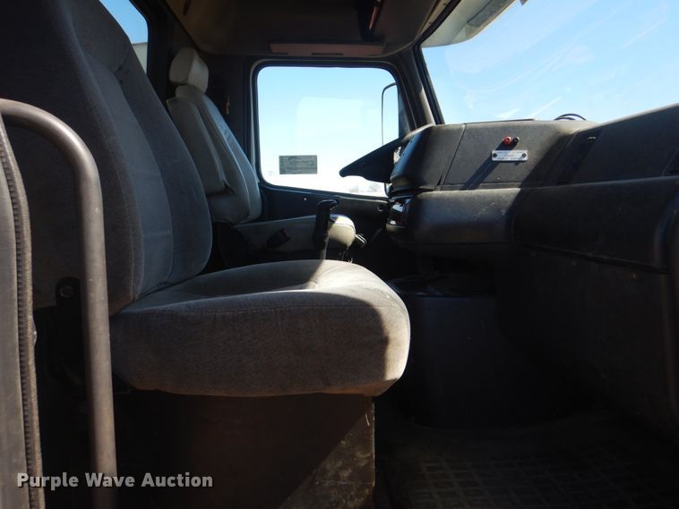 image for item DH5458 2000 Volvo VNM  semi truck