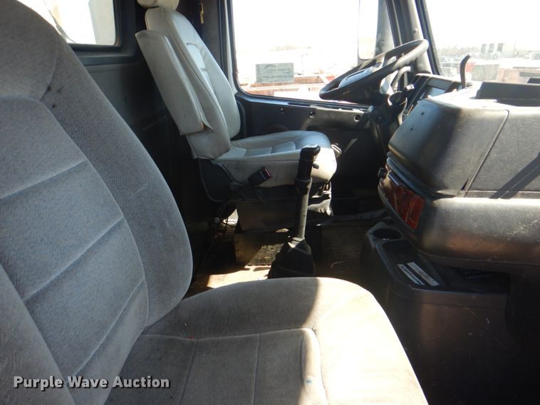 image for item DH5458 2000 Volvo VNM  semi truck