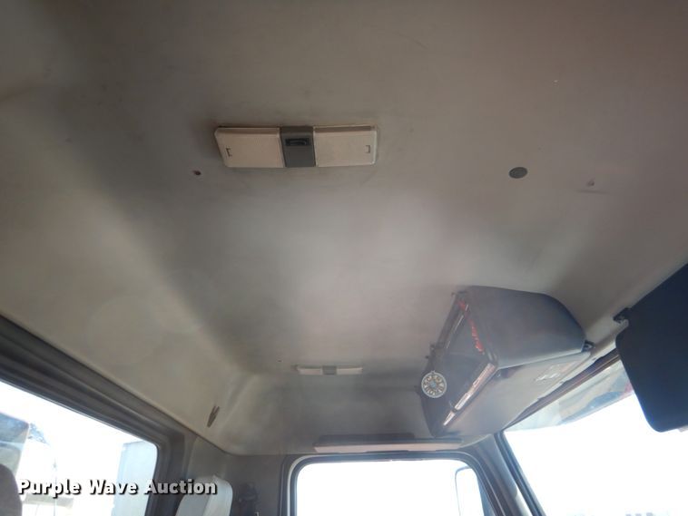 image for item DH5458 2000 Volvo VNM  semi truck