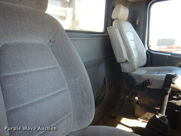 image for item DH5458 2000 Volvo VNM  semi truck