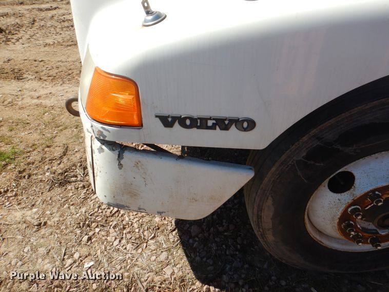 image for item DH5458 2000 Volvo VNM  semi truck