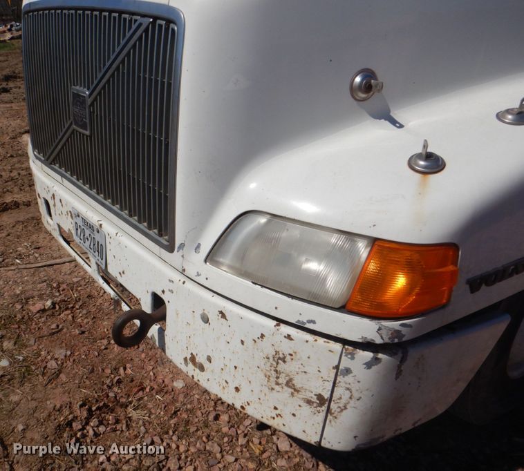 image for item DH5458 2000 Volvo VNM  semi truck