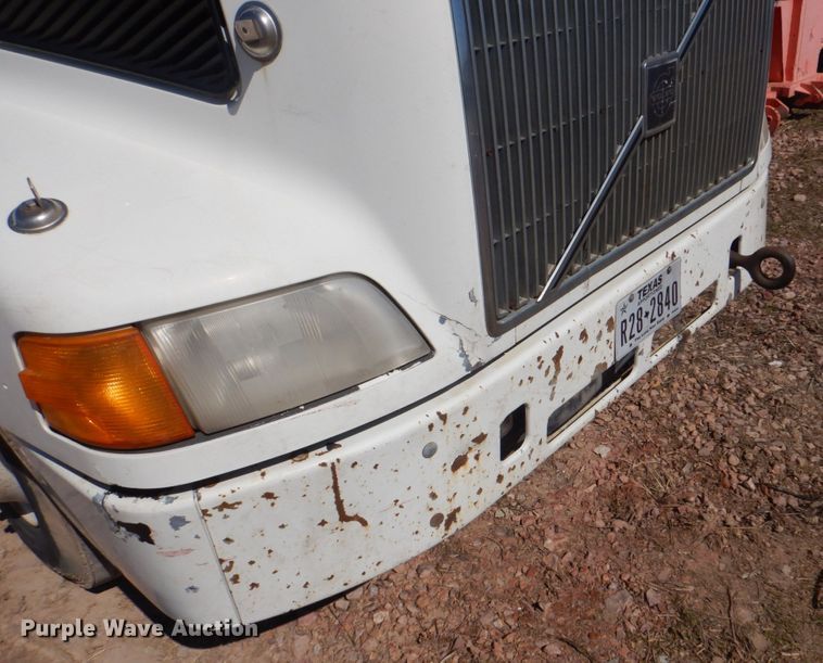 image for item DH5458 2000 Volvo VNM  semi truck