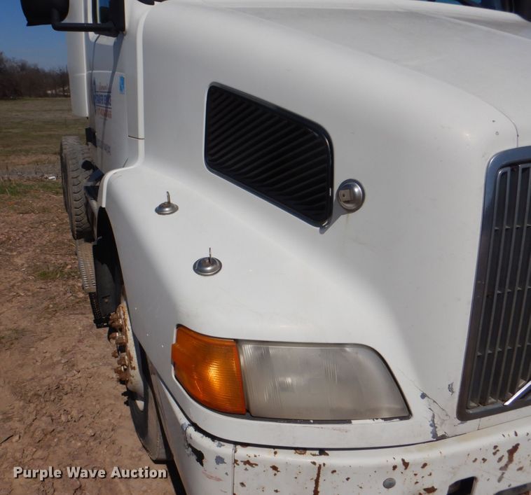 image for item DH5458 2000 Volvo VNM  semi truck