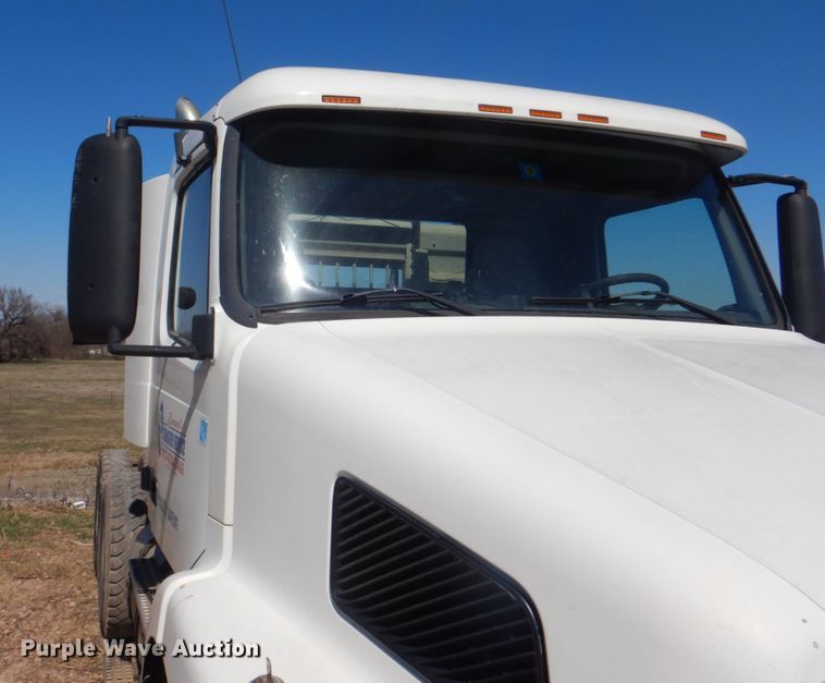 image for item DH5458 2000 Volvo VNM  semi truck