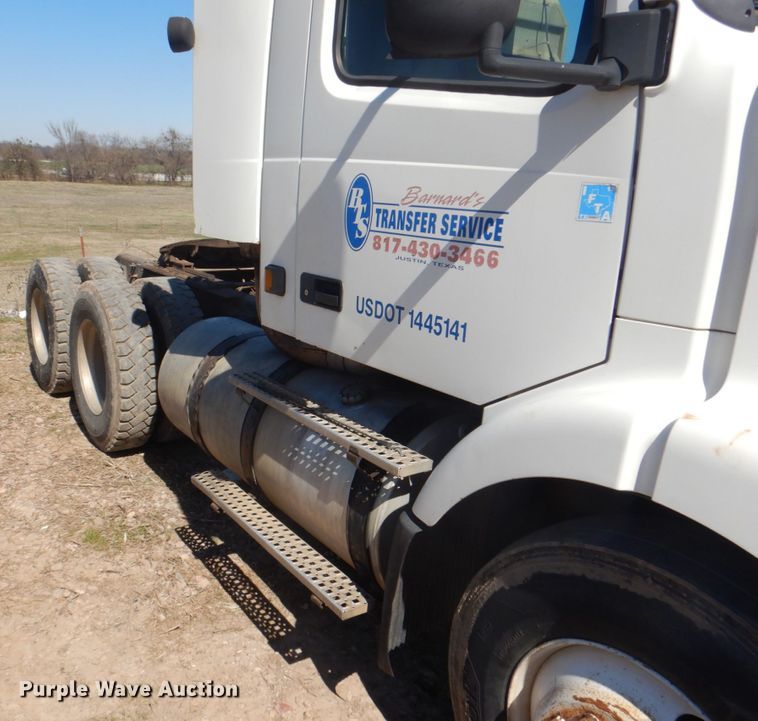 image for item DH5458 2000 Volvo VNM  semi truck