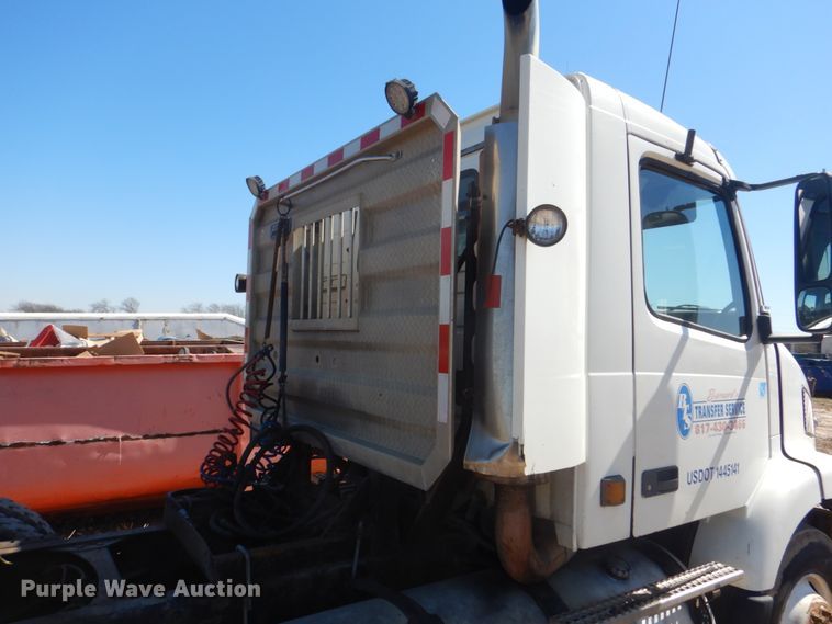 image for item DH5458 2000 Volvo VNM  semi truck