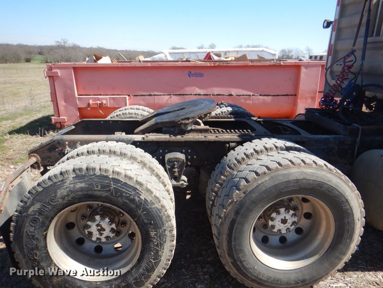 image for item DH5458 2000 Volvo VNM  semi truck