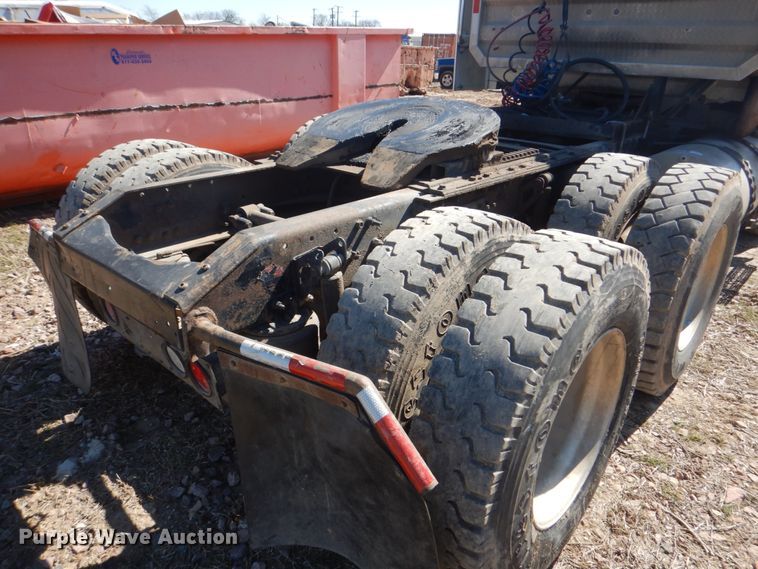 image for item DH5458 2000 Volvo VNM  semi truck