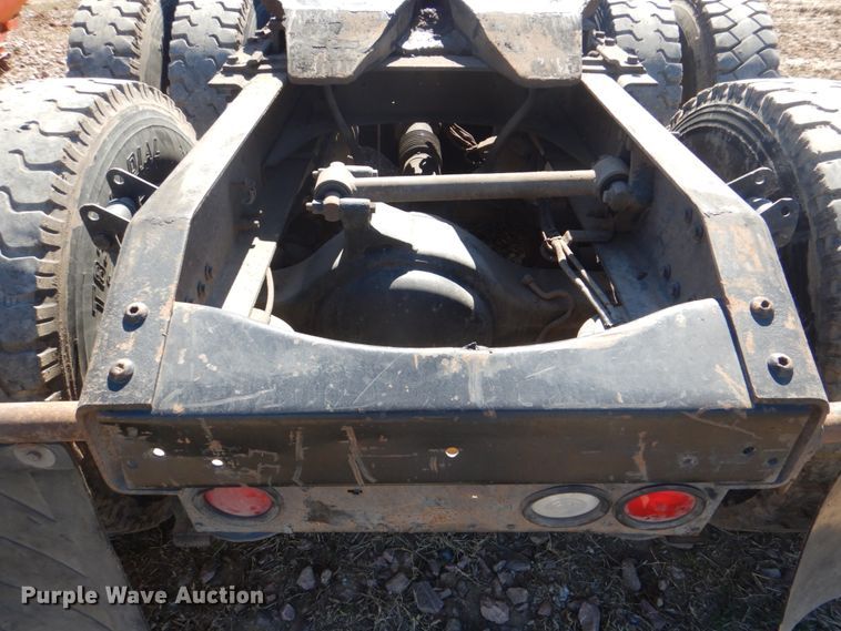 image for item DH5458 2000 Volvo VNM  semi truck