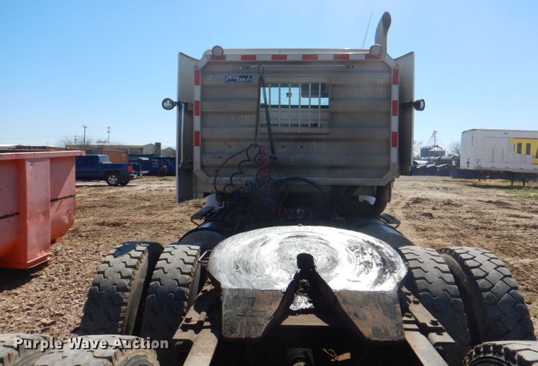 image for item DH5458 2000 Volvo VNM  semi truck