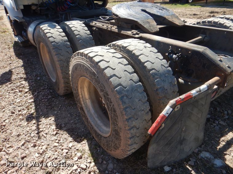 image for item DH5458 2000 Volvo VNM  semi truck