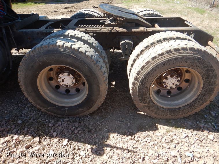 image for item DH5458 2000 Volvo VNM  semi truck