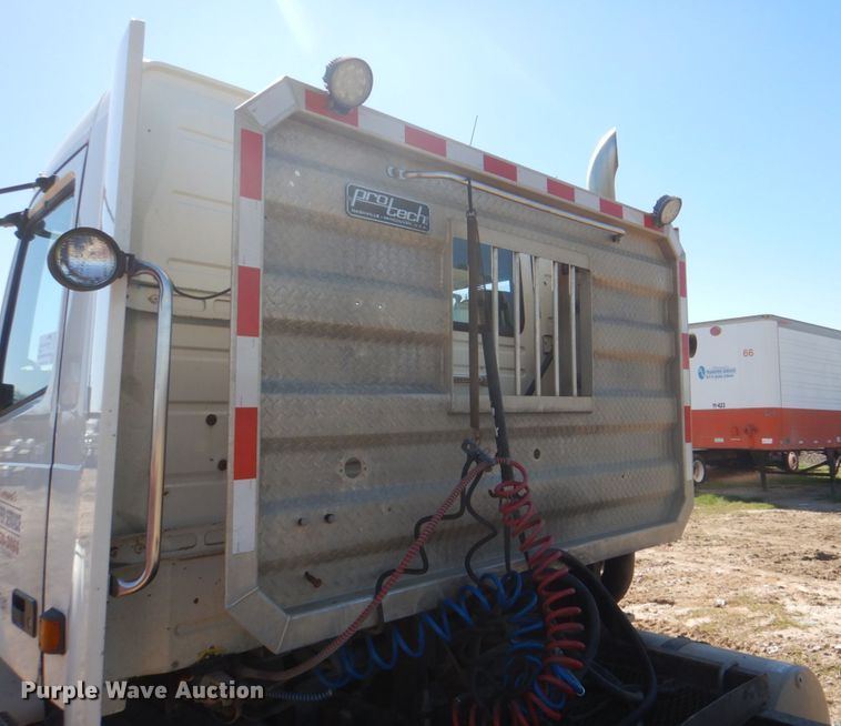 image for item DH5458 2000 Volvo VNM  semi truck