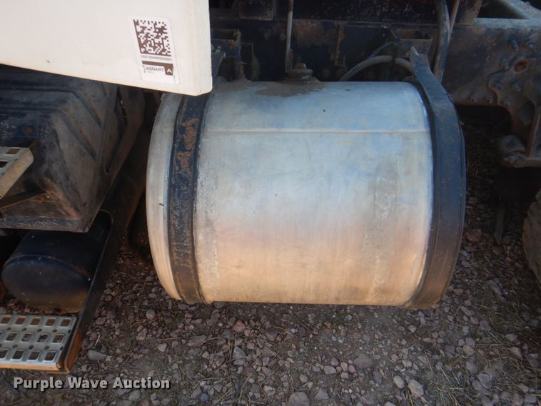 image for item DH5458 2000 Volvo VNM  semi truck