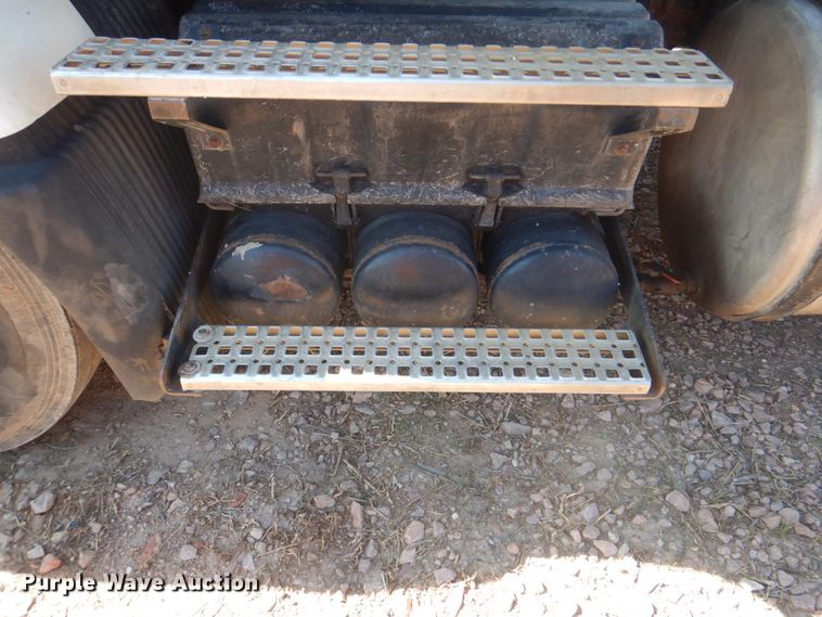 image for item DH5458 2000 Volvo VNM  semi truck