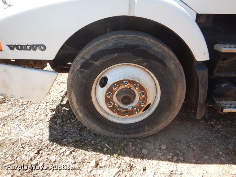 image for item DH5458 2000 Volvo VNM  semi truck