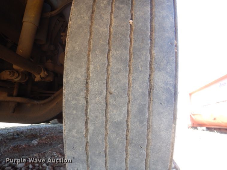 image for item DH5458 2000 Volvo VNM  semi truck