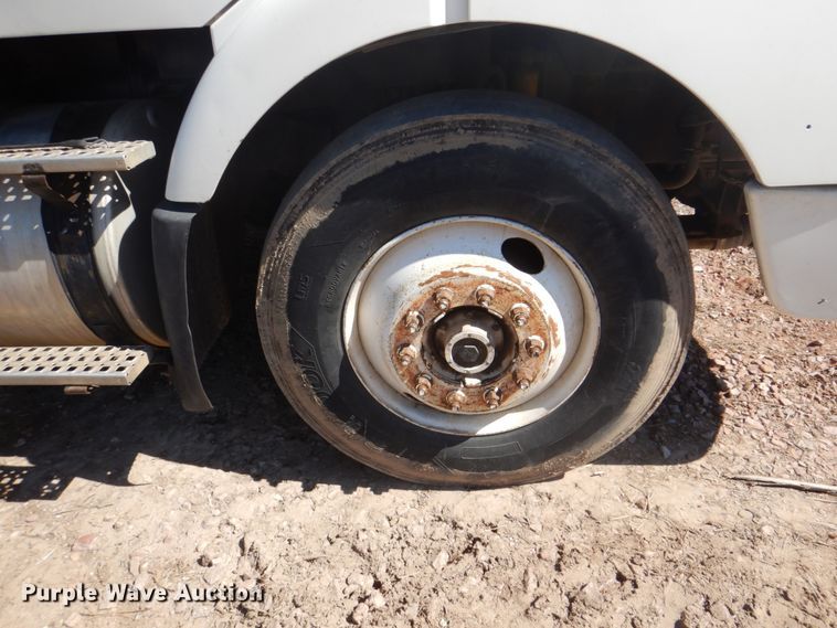 image for item DH5458 2000 Volvo VNM  semi truck