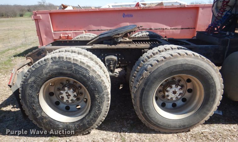 image for item DH5458 2000 Volvo VNM  semi truck