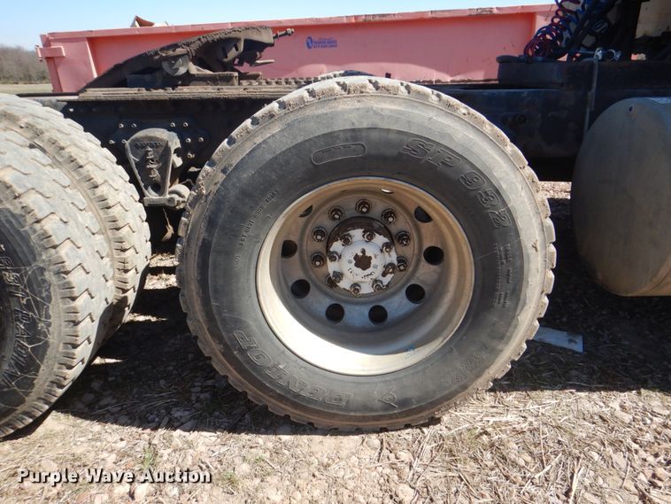 image for item DH5458 2000 Volvo VNM  semi truck