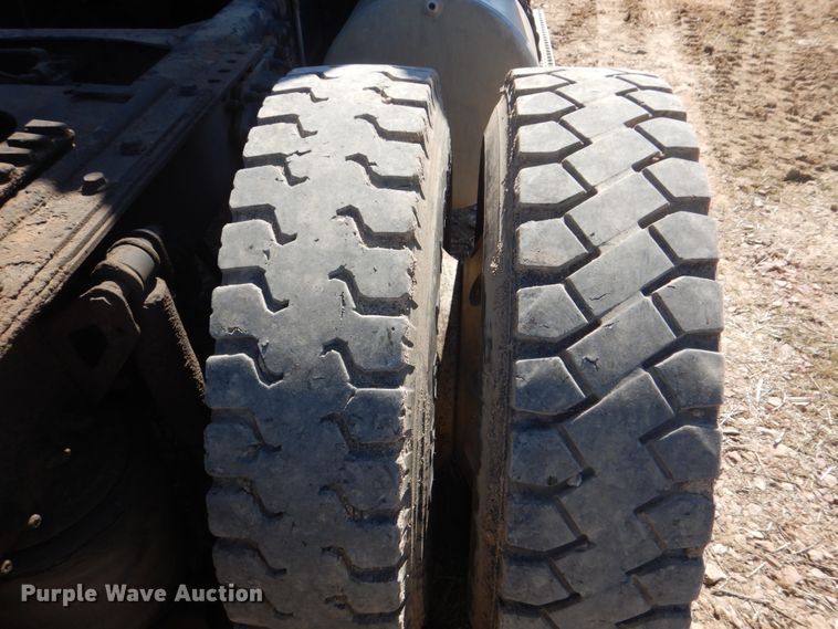 image for item DH5458 2000 Volvo VNM  semi truck