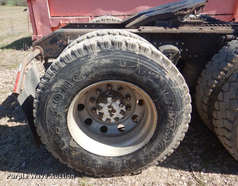 image for item DH5458 2000 Volvo VNM  semi truck