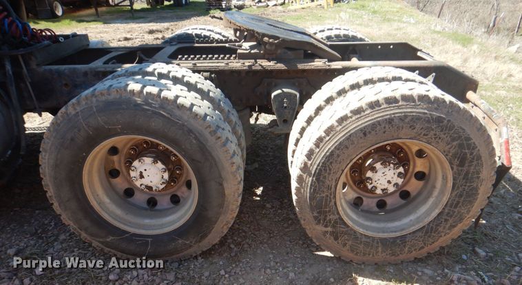 image for item DH5458 2000 Volvo VNM  semi truck