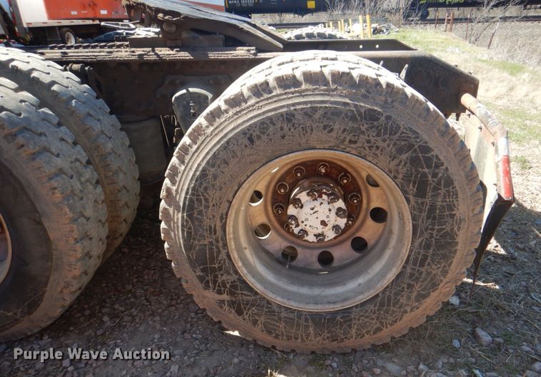 image for item DH5458 2000 Volvo VNM  semi truck