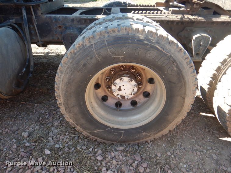 image for item DH5458 2000 Volvo VNM  semi truck