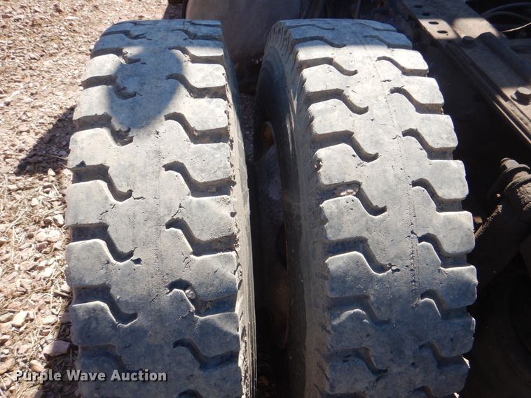 image for item DH5458 2000 Volvo VNM  semi truck