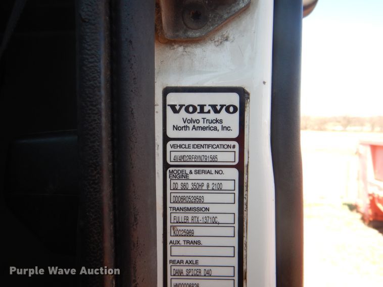 image for item DH5458 2000 Volvo VNM  semi truck