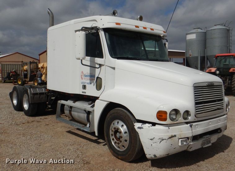 image for item DH5464 2000 Freightliner Century Classic  semi truck