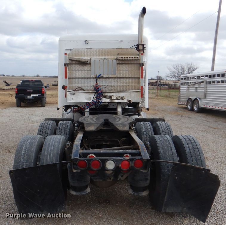 image for item DH5464 2000 Freightliner Century Classic  semi truck