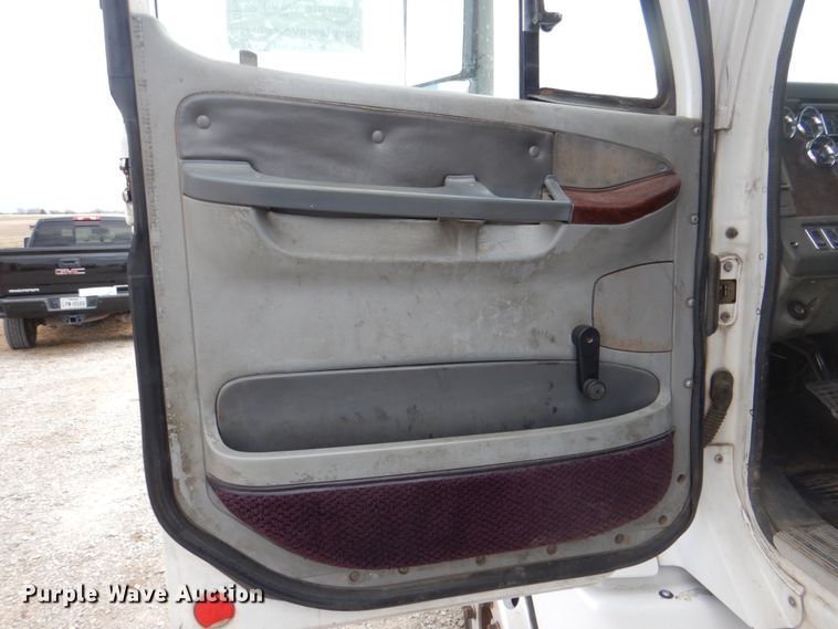 image for item DH5464 2000 Freightliner Century Classic  semi truck