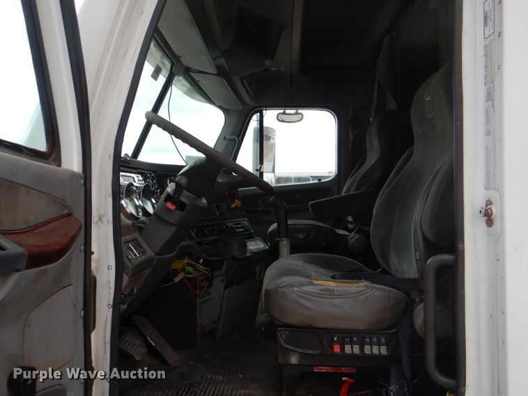 image for item DH5464 2000 Freightliner Century Classic  semi truck